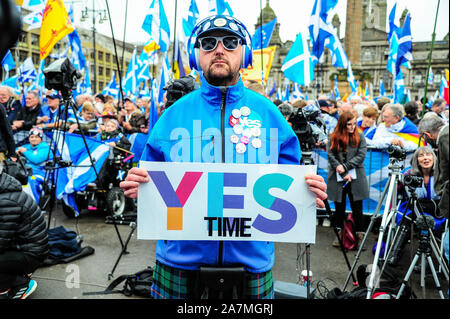 Glasgow, Royaume-Uni. 09Th Nov, 2019. Daz Man, une figure emblématique pour le mouvement détient sa marque de placard pendant l'IndyRef2020 rally organisé par le journal national. Credit : SOPA/Alamy Images Limited Live News Banque D'Images