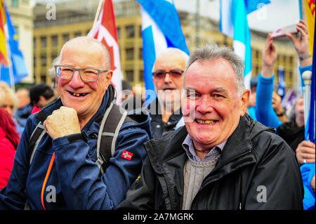 Glasgow, Royaume-Uni. 09Th Nov, 2019. Partisans de l'indépendance sourire pour une photo pendant l'IndyRef2020 rally organisé par le journal national. Credit : SOPA/Alamy Images Limited Live News Banque D'Images