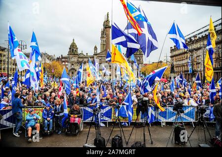 Glasgow, Royaume-Uni. 09Th Nov, 2019. Des milliers de partisans de l'indépendance agitent des drapeaux au cours de l'IndyRef2020 rally organisé par le journal national. Credit : SOPA/Alamy Images Limited Live News Banque D'Images