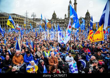 Glasgow, Royaume-Uni. 09Th Nov, 2019. Sommaire Un sommaire des partisans de l'indépendance avec leurs drapeaux au cours de l'IndyRef2020 rally organisé par le journal national. Credit : SOPA/Alamy Images Limited Live News Banque D'Images