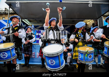 Glasgow, Royaume-Uni. 09Th Nov, 2019. Un tuyau et de tambours jouer pendant l'IndyRef2020 rally organisé par le journal national. Credit : SOPA/Alamy Images Limited Live News Banque D'Images