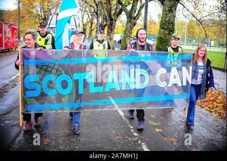 Glasgow, Royaume-Uni. 09Th Nov, 2019. Un groupe de manifestants tiennent une bannière disant ECOSSE PEUT pendant la manifestation.Environ 100 manifestants ont défilé dans les rues de Glasgow pour protester contre l'Brexit qui a obtenu sa date limite reportée du 31 octobre au 31 janvier 2020. Credit : SOPA/Alamy Images Limited Live News Banque D'Images