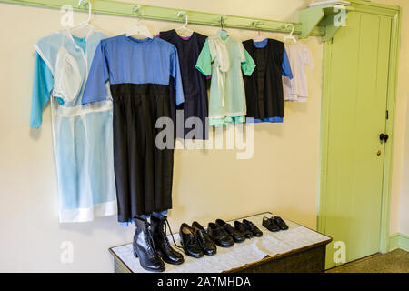 Homestead Amish, vêtements Amish suspendus dans des crochets, chambre d'époque, comté de Lancaster, Pennsylvanie, États-Unis,PA, US, maison de chambre de style ancien intérieur couleurs Banque D'Images