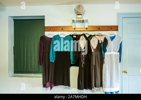 Amish Homestead, vêtements Amish suspendus sur des crochets, Lancaster, Pennsylvanie, États-Unis, PA images US,maison à l'intérieur, vintage chambre à coucher vêtements ancien style Banque D'Images