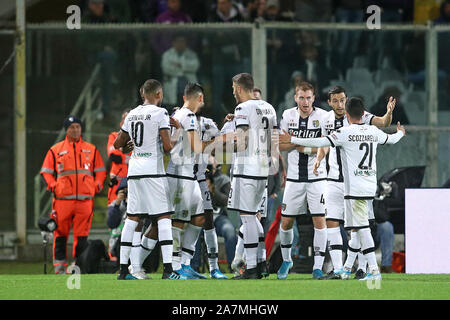 Florence, Italie. 06Th Nov, 2019. Gervinho de Parma Calcio célèbre avec ses coéquipiers après avoir marqué de but au cours de la Serie 0-1 un match entre la Fiorentina et Parma Calcio 1913 au Stadio Artemio Franchi, Florence, Italie le 3 novembre 2019. Photo par Luca Pagliaricci. Usage éditorial uniquement, licence requise pour un usage commercial. Aucune utilisation de pari, de jeux ou d'un seul club/ligue/dvd publications. Credit : UK Sports Photos Ltd/Alamy Live News Banque D'Images