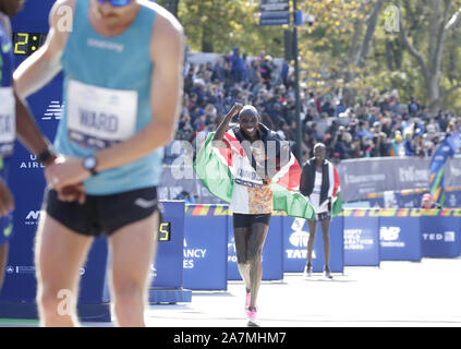 New York, États-Unis. 06Th Nov, 2019. Geoffrey Kipsang Kamworor de Kenya célèbre après avoir remporté le Men's 2019 TCS NYRR New York City Marathon de New York le dimanche, Novembre 3, 2019. Plus de 50 000 coureurs de la ville de New York et du monde entier se course à travers les cinq quartiers sur un parcours qui serpente dans le Verrazano Bridge avant de franchir la ligne d'arrivée par Tavern on the Green dans Central Park. Photo de John Angelillo/UPI UPI : Crédit/Alamy Live News Banque D'Images