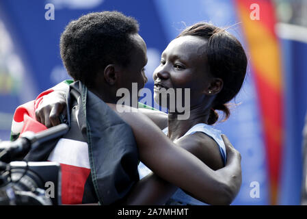 New York, États-Unis. 06Th Nov, 2019. Joyciline Jepkosgei du Kenya hugs 2e place Mary Keitany après avoir remporté le Women's 2019 TCS NYRR New York City Marathon de New York le dimanche, Novembre 3, 2019. Plus de 50 000 coureurs de la ville de New York et du monde entier se course à travers les cinq quartiers sur un parcours qui serpente dans le Verrazano Bridge avant de franchir la ligne d'arrivée par Tavern on the Green dans Central Park. Photo de John Angelillo/UPI UPI : Crédit/Alamy Live News Banque D'Images