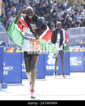 New York, États-Unis. 06Th Nov, 2019. Geoffrey Kipsang Kamworor de Kenya célèbre après avoir remporté le Men's 2019 TCS NYRR New York City Marathon de New York le dimanche, Novembre 3, 2019. Plus de 50 000 coureurs de la ville de New York et du monde entier se course à travers les cinq quartiers sur un parcours qui serpente dans le Verrazano Bridge avant de franchir la ligne d'arrivée par Tavern on the Green dans Central Park. Photo de John Angelillo/UPI UPI : Crédit/Alamy Live News Banque D'Images