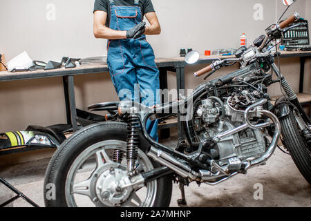 Anciennes au cours de l'entretien ou de réparation avec sur l'arrière-plan lors de l'atelier Banque D'Images