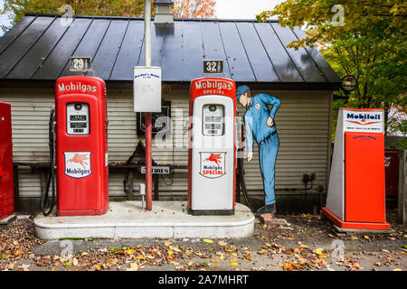 Pompes à gaz Mobil d'époque, New Hampshire, Nouvelle-Angleterre, États-Unis, États-Unis,ancienne station-service pompe à gaz créative publicité vintage pompe à gaz drôle Banque D'Images