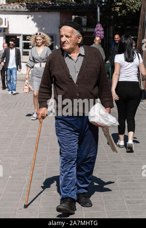 Kosovo, Pristina bazar. Le vendeur sur le maket Banque D'Images