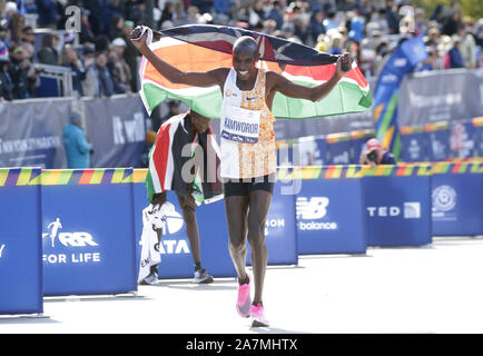 New York, États-Unis. 06Th Nov, 2019. Geoffrey Kipsang Kamworor de Kenya célèbre après avoir remporté le Men's 2019 TCS NYRR New York City Marathon de New York le dimanche, Novembre 3, 2019. Plus de 50 000 coureurs de la ville de New York et du monde entier se course à travers les cinq quartiers sur un parcours qui serpente dans le Verrazano Bridge avant de franchir la ligne d'arrivée par Tavern on the Green dans Central Park. Photo de John Angelillo/UPI UPI : Crédit/Alamy Live News Banque D'Images