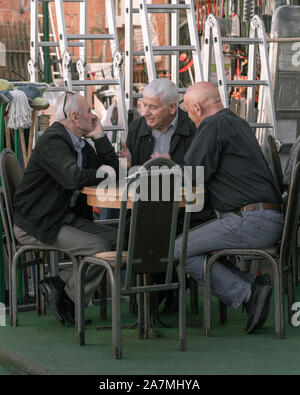 Vieil homme à Pristina street avoir une conversation. Kosovo quotidienne Banque D'Images