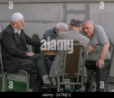 Vieil homme à Pristina street avoir une conversation. Kosovo quotidienne Banque D'Images