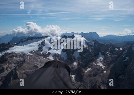 Vue aérienne du pilote de parapente qui vole à côté de la Marmolada, dans les Dolomites. Banque D'Images