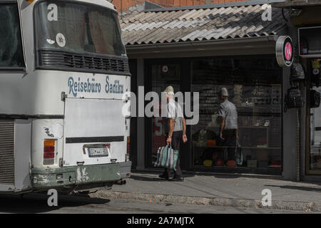 Kosovo, Pristina bazar. Le vendeur sur le maket Banque D'Images