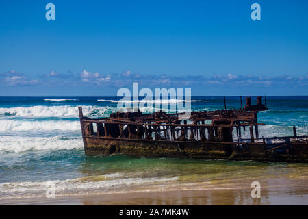 Photo de l'épave du Maheno SS sur Fraser Island avec un ciel sans nuages en arrière-plan. Fraser Island est situé au large de Queensland d'easte Banque D'Images