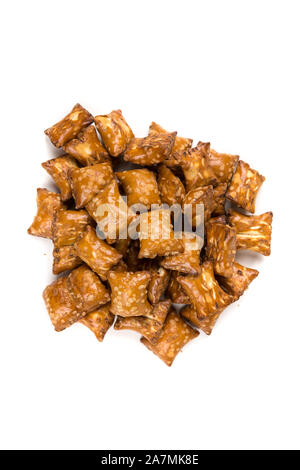 Pile de crunchy bretzels de remplissage avec des collations oreillers Banque D'Images