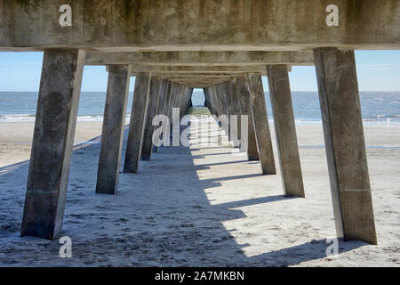 Pêche à la jetée de la plage de Tybee Island, Georgia, USA Banque D'Images