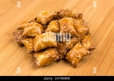 Pile de crunchy bretzels de remplissage avec des collations oreillers Banque D'Images