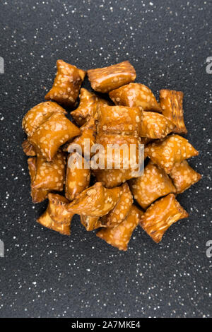 Pile de crunchy bretzels de remplissage avec des collations oreillers Banque D'Images