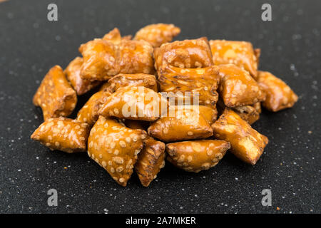 Pile de crunchy bretzels de remplissage avec des collations oreillers Banque D'Images