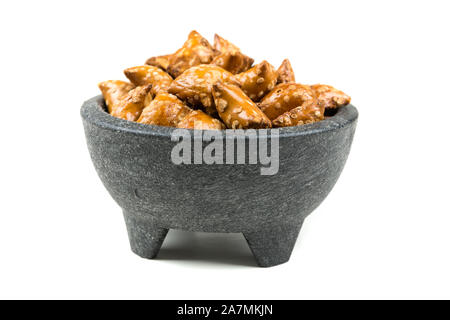 Pile de crunchy bretzels de remplissage avec des collations oreillers Banque D'Images