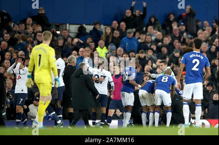 Everton de vérifier la condition de son coéquipier Andre Gomes comme arbitre Martin Atkinson vidéo Tottenham Hotspur's fils Heung-min (à gauche) après un défi au cours de la Premier League match à Goodison Park, Liverpool. Banque D'Images