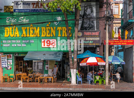 Da nang, Vietnam - 10 mars 2019 : Les petits cafés et restaurants le long de la rivière Bach Dang et Han avec bandeaux colorés plein de publicité, umbre Banque D'Images