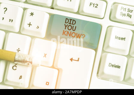 Écrit remarque montrant le saviez-vous question. Pour le plaisir du concept d'entreprise Faits et chiffres La connaissance générale de l'information avec clavier pc blanc note papier Banque D'Images