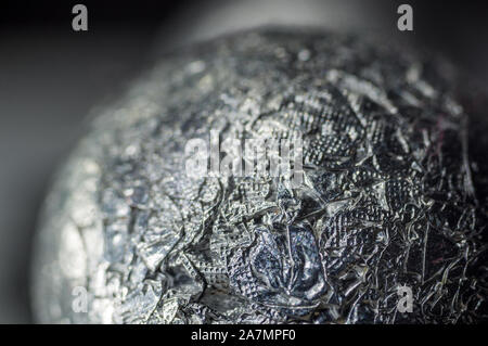 Résumé de vue inhabituels techno aluminium froissé ball, close-up, macro photo Banque D'Images