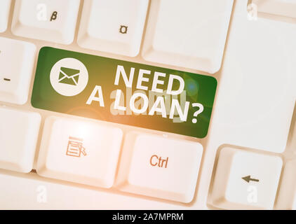 Texte de l'écriture l'écriture Besoin d'un Loanquestion. Photo conceptuel offrant un argent pour demonstratingal ou les finances de l'entreprise White clavier du PC avec vide Banque D'Images