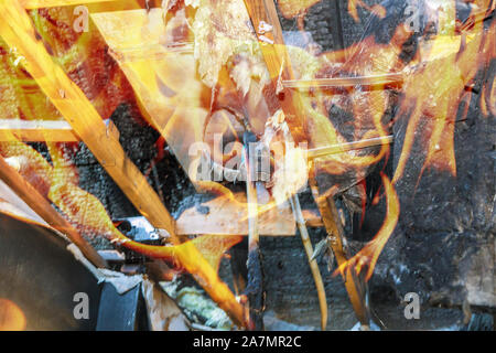 Accueil Résidentiel entièrement l'incendie dans une maison de pays Banque D'Images