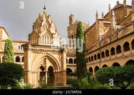 En automne de la cloître gothique mudéjare monastère de Guadalupe en Espagne. Patrimoine mondial Banque D'Images