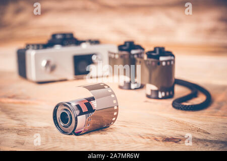 Libre d'un film avec rouleau photographie vintage appareil photo. Profondeur de champ. Effet rétro. Banque D'Images