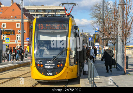 BUDAPEST, HONGRIE - Mars 2019 : Les gens de descendre un tramway électrique moderne à un arrêt dans le centre-ville de Budapest Banque D'Images