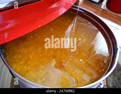 Texture de fond, laissant tomber des gouttes de miel, Doux nectar dans l'hydromel. Macro photographie composé de miel d'abeille en or jaune, en nid d'abeille de meads Banque D'Images