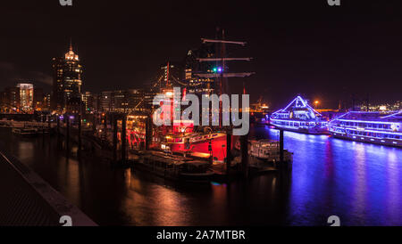 Hambourg, Allemagne - le 29 novembre 2018 : Vue de nuit sur la ville de Hambourg avec des navires illuminés et restaurants flottants amarrés dans le vieux port Banque D'Images