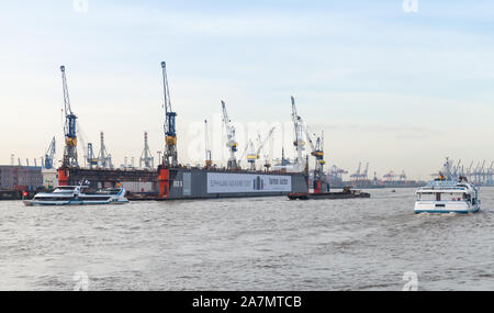 Hambourg, Allemagne - 30 novembre 2018 : 10 quai flottant et les navires sont sur l'Elbe dans le port de Hambourg Banque D'Images