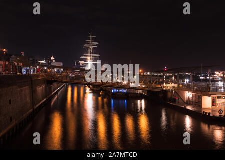 Hambourg, Allemagne - le 29 novembre 2018 : Vue de nuit sur la ville de Hambourg avec des navires amarrés dans le vieux port Banque D'Images