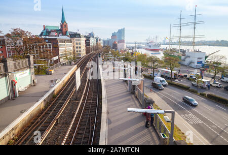 Hambourg, Allemagne - 30 novembre 2018 : la ville de Hambourg avec railroad près de la côte de l'Elbe Banque D'Images