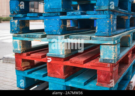 Palettes en bois de couleur bleu pâle Rouge Gros plan sur un streed légèrement utilisés et déchiré Banque D'Images