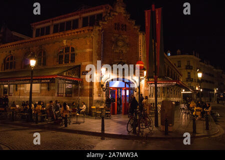 Halles Saint-Gery ou halles de Saint Gery le soir dans la vieille ville de Bruxelles durng une nuit froide en Octobre Banque D'Images