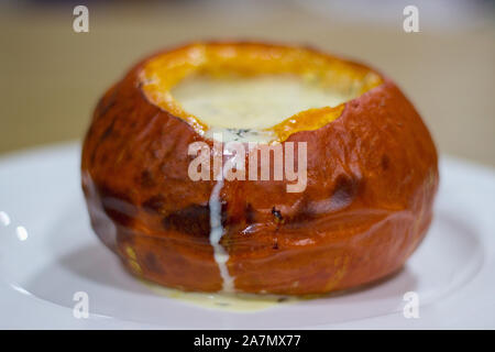 Réchauffement maison remplie crème de citrouille cuite au four un plat d'automne Banque D'Images