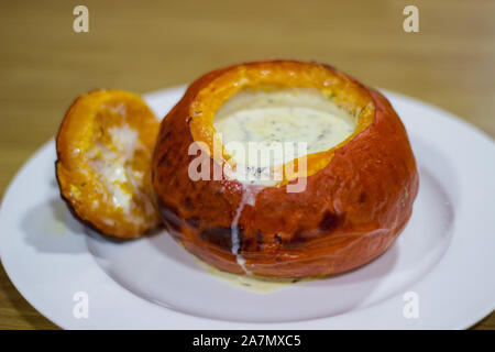 Réchauffement maison remplie crème de citrouille cuite au four un plat d'automne Banque D'Images