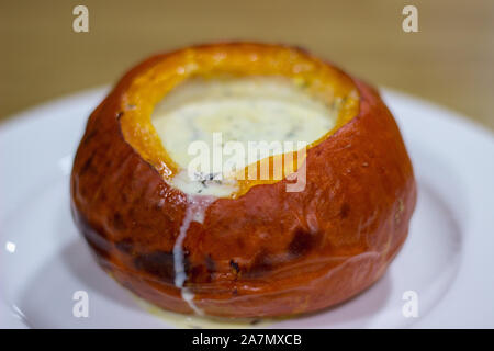 Réchauffement maison remplie crème de citrouille cuite au four un plat d'automne Banque D'Images