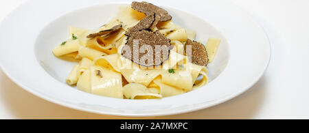 Avec des pâtes aux truffes Banque D'Images