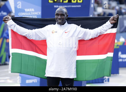 New York, États-Unis. 06Th Nov, 2019. Geoffrey Kipsang Kamworor de Kenya célèbre après avoir remporté le Men's 2019 TCS NYRR New York City Marathon de New York le dimanche, Novembre 3, 2019. Plus de 50 000 coureurs de la ville de New York et du monde entier se course à travers les cinq quartiers sur un parcours qui serpente dans le Verrazano Bridge avant de franchir la ligne d'arrivée par Tavern on the Green dans Central Park. Photo de John Angelillo/UPI UPI : Crédit/Alamy Live News Banque D'Images