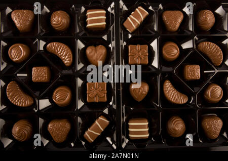 Un assortiment de chocolats dans un bac en plastique Banque D'Images