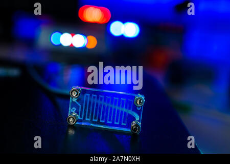 Dispositif microfluidique Instrument qui utilise des micro-quantités de fluide sur une puce de faire certaines analyses de laboratoire. Banque D'Images